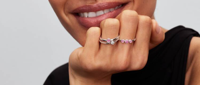 Oltre il diamante: le alternative di Pandora all’anello solitario classico per una proposta di matrimonio originale