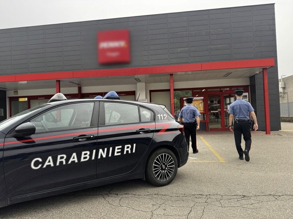 Oleggio e Bellinzago, furti nei supermercati con borse schermate: arrestate tre donne
