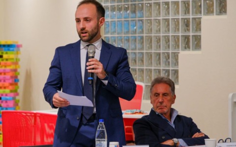 Pace fatta ad Arona tra Monti e Petrillo dopo le tensioni in Consiglio
