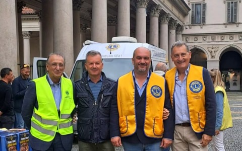 Novara, con il Lions screening oculistici in piazza Duomo: visitate 35 persone
