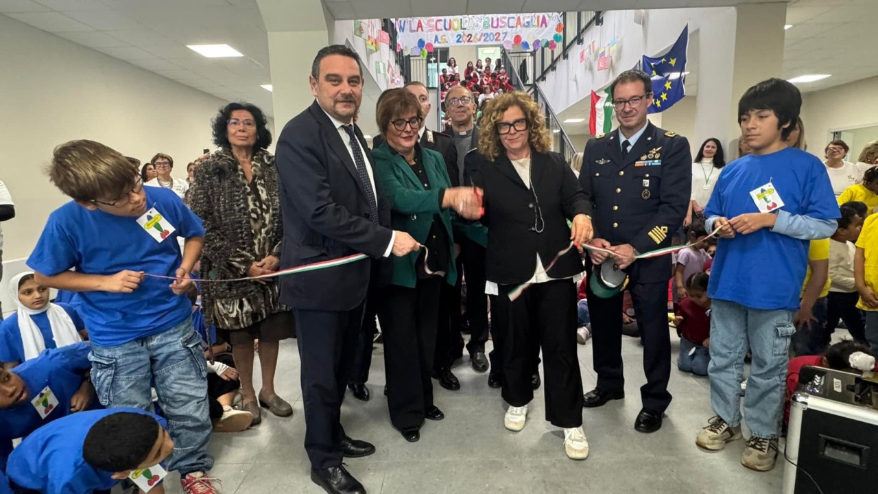 Novara, inaugurata la nuova scuola Buscaglia: festa con 200 bambini tra canti e poesie