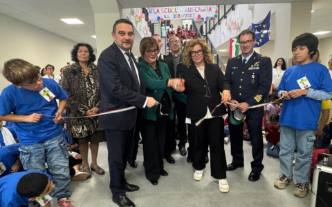 Novara, inaugurata la nuova scuola Buscaglia: festa con 200 bambini tra canti e poesie