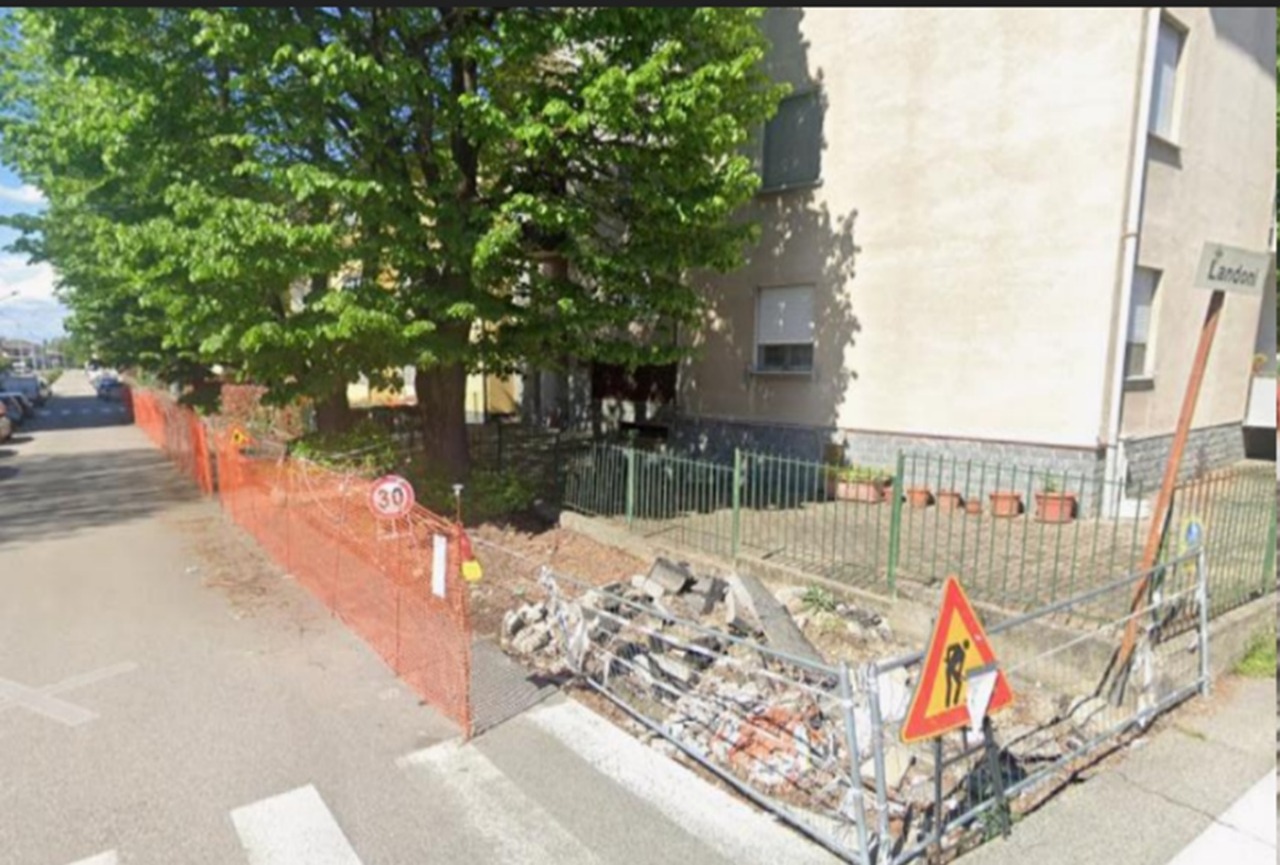 Novara, marciapiede di via Caviggioli ancora bloccato: «Sette anni di attesa»