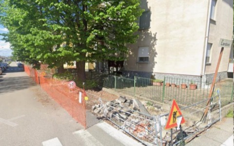 Novara, marciapiede di via Caviggioli ancora bloccato: «Sette anni di attesa»