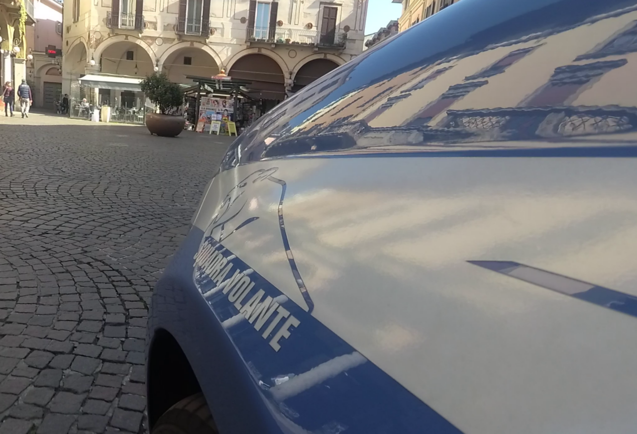 Novara, rubano giocattoli e uno zaino al supermercato: arrestati due giovani