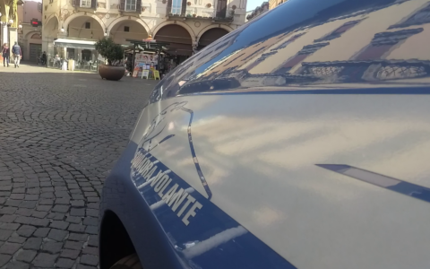 Entra in casa con le chiavi rubate, i vicini lo scoprono e lui li aggredisce: arrestato per rapina impropria